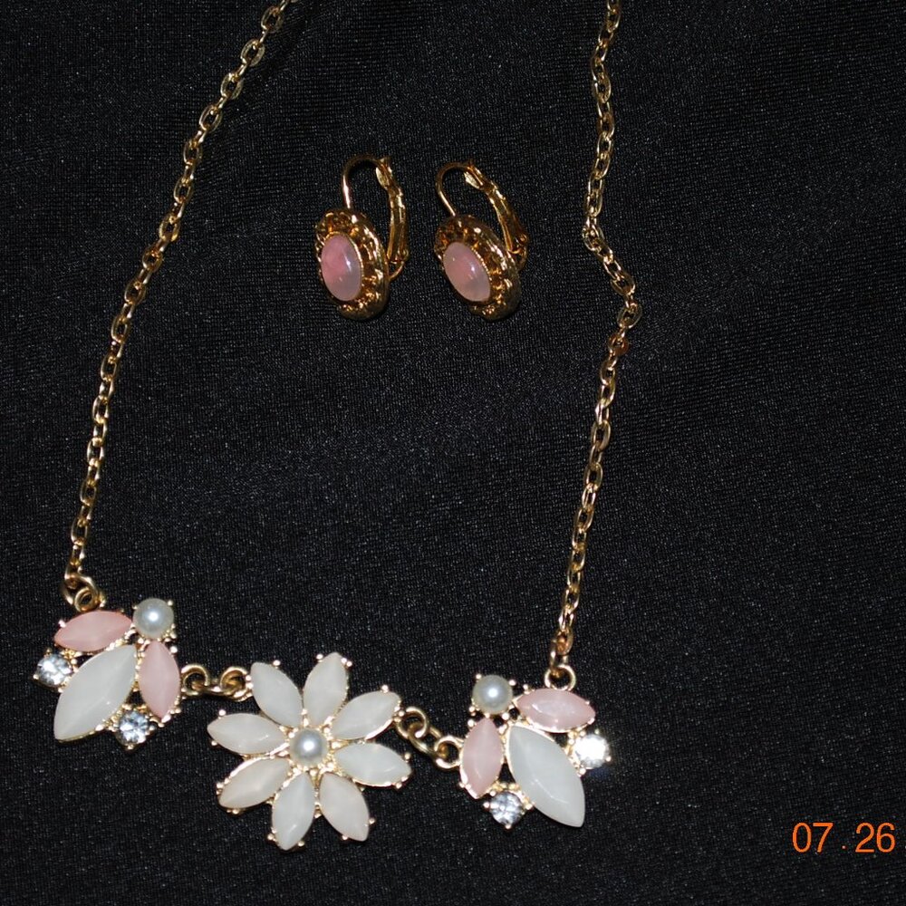 Pink White Pearl Tone and Sparkling Stone Flower Necklace with Earrings
